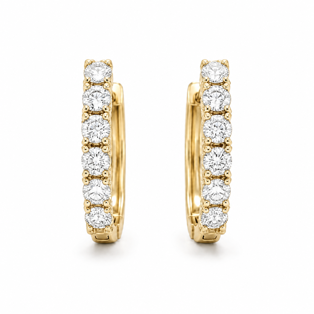 Huggie-Ohrringe mit Diamanten