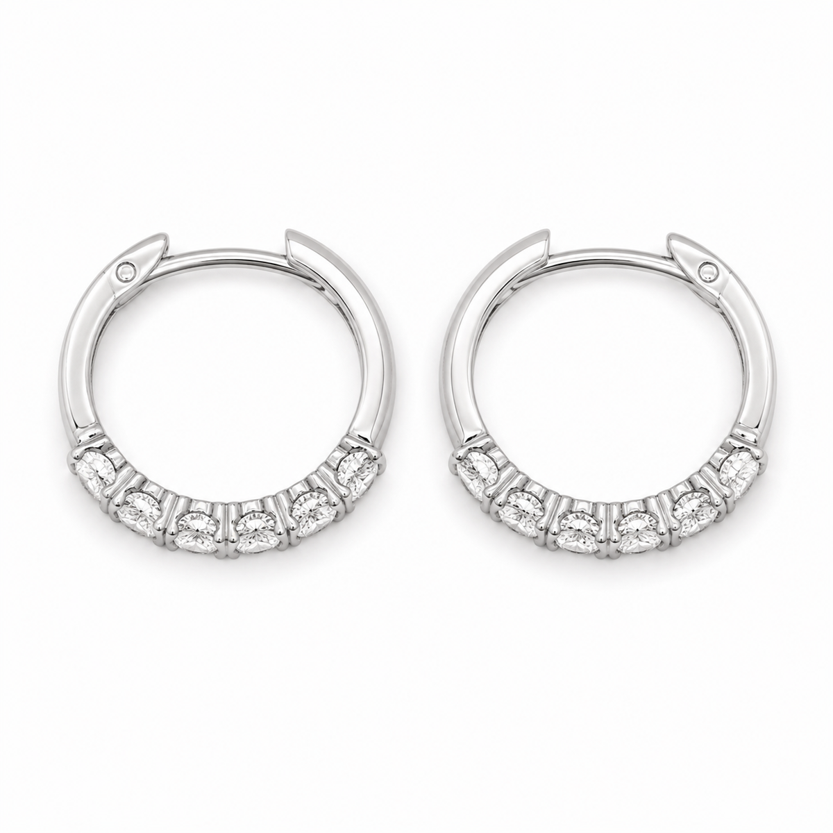 Orecchini huggie con diamanti